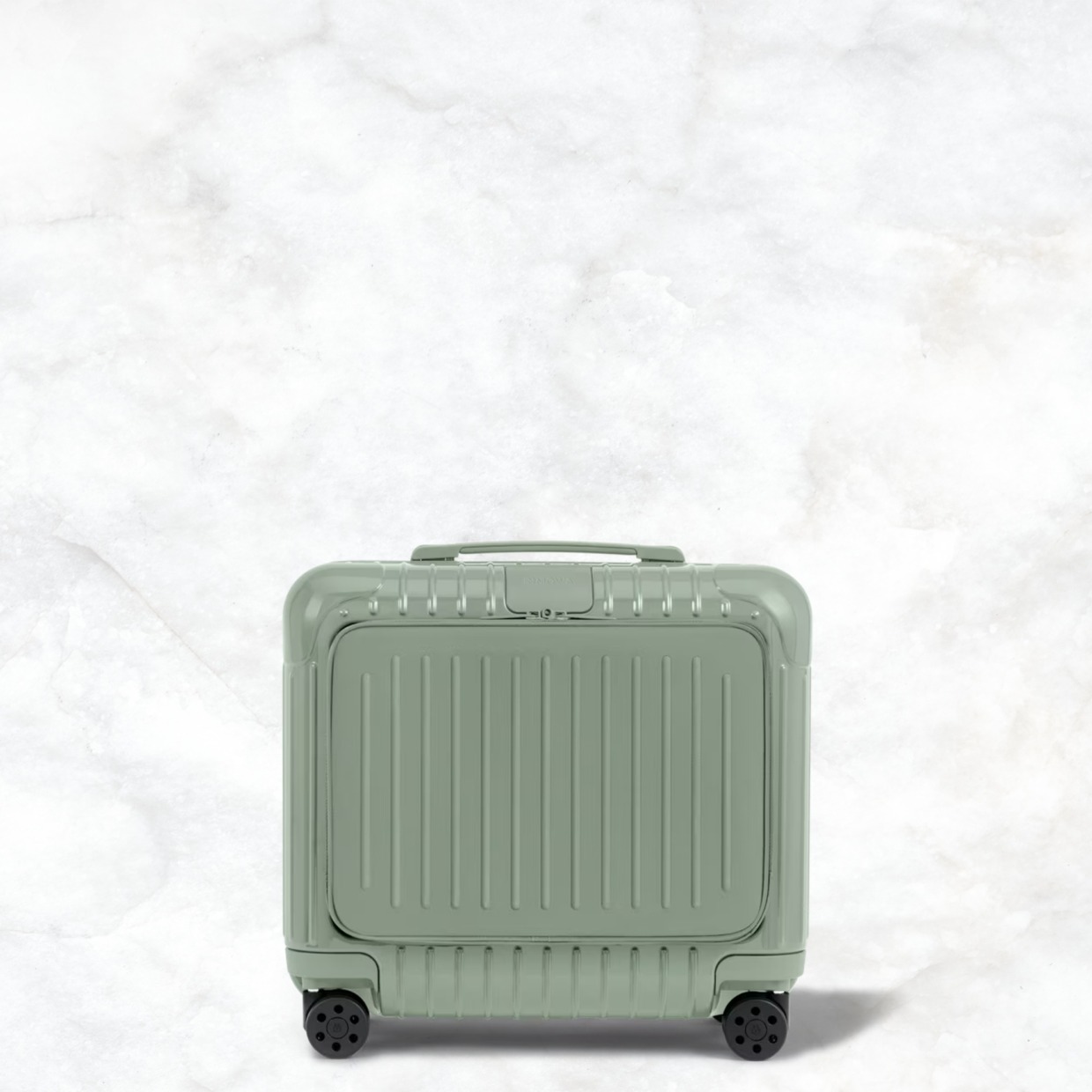 リモワ　エッセンシャルスリーブ　842.40.31.1　コンパクト　31L　グロスユーカリプタス