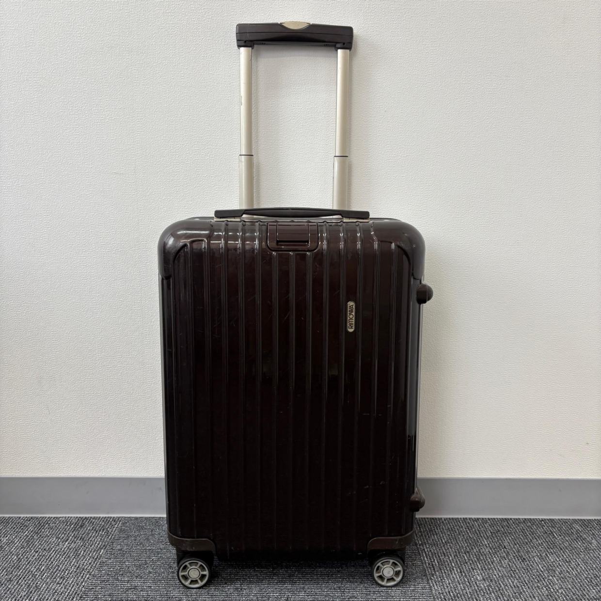 リモワ　サルサデラックス(エッセンシャル)　872.52-2　33リットル　中古美品　4輪