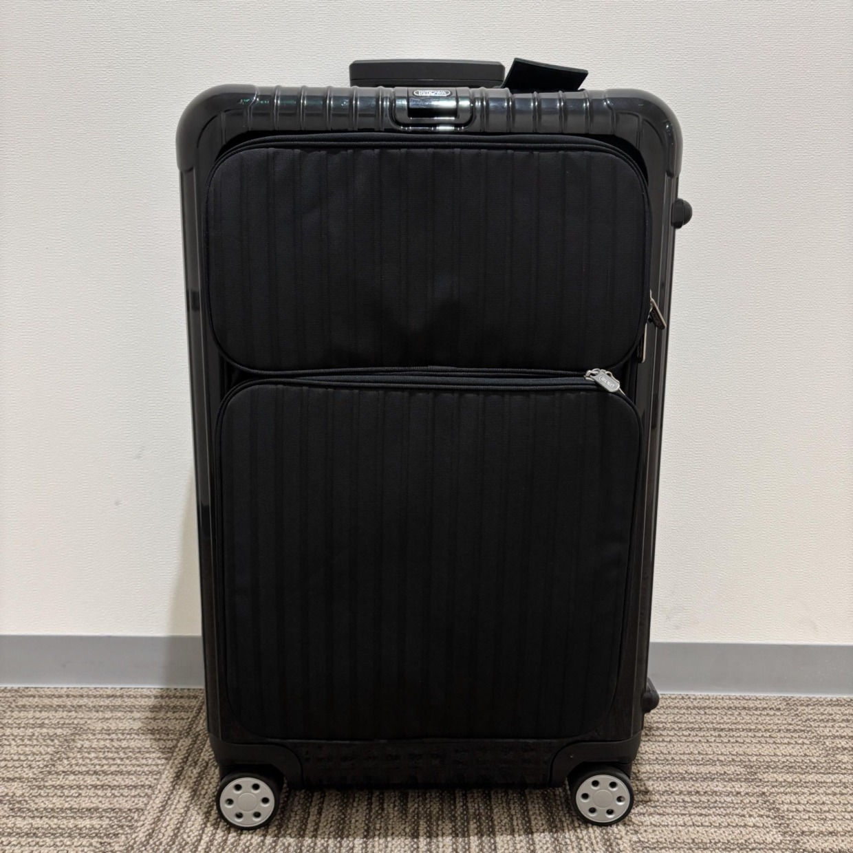 リモワ　エッセンシャルスリーブ (サルサデラックス ハイブリッド)　U860.70　89リットル　ブラック　アウトレット品　4輪