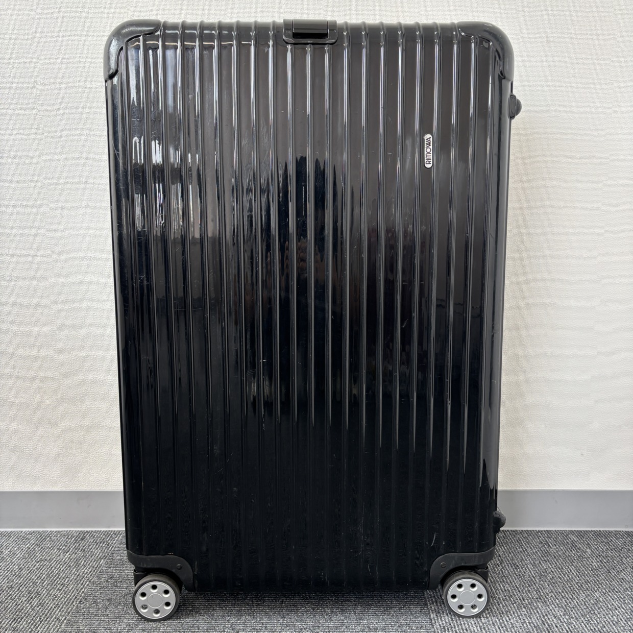 リモワ　サルサデラックス(エッセンシャル)　870.77　中古商品　104リットル　ブラック　4輪