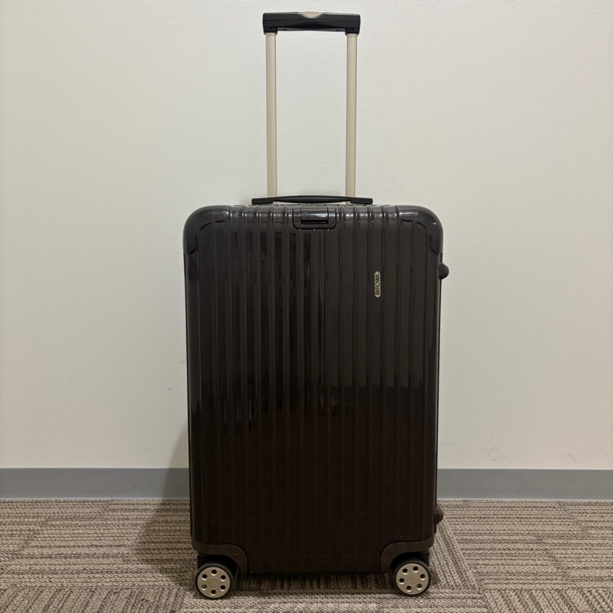 リモワ　サルサデラックス(エッセンシャル)　872.63　中古美品　61リットル　4輪