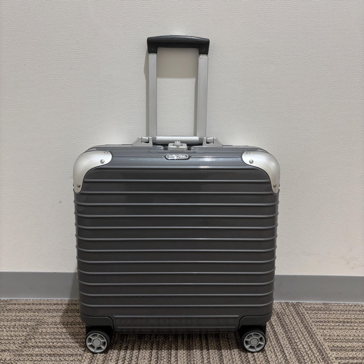 リモワ　ハイブリッド(リンボ)　880.40.54.4　中古美品　24リットル　4輪