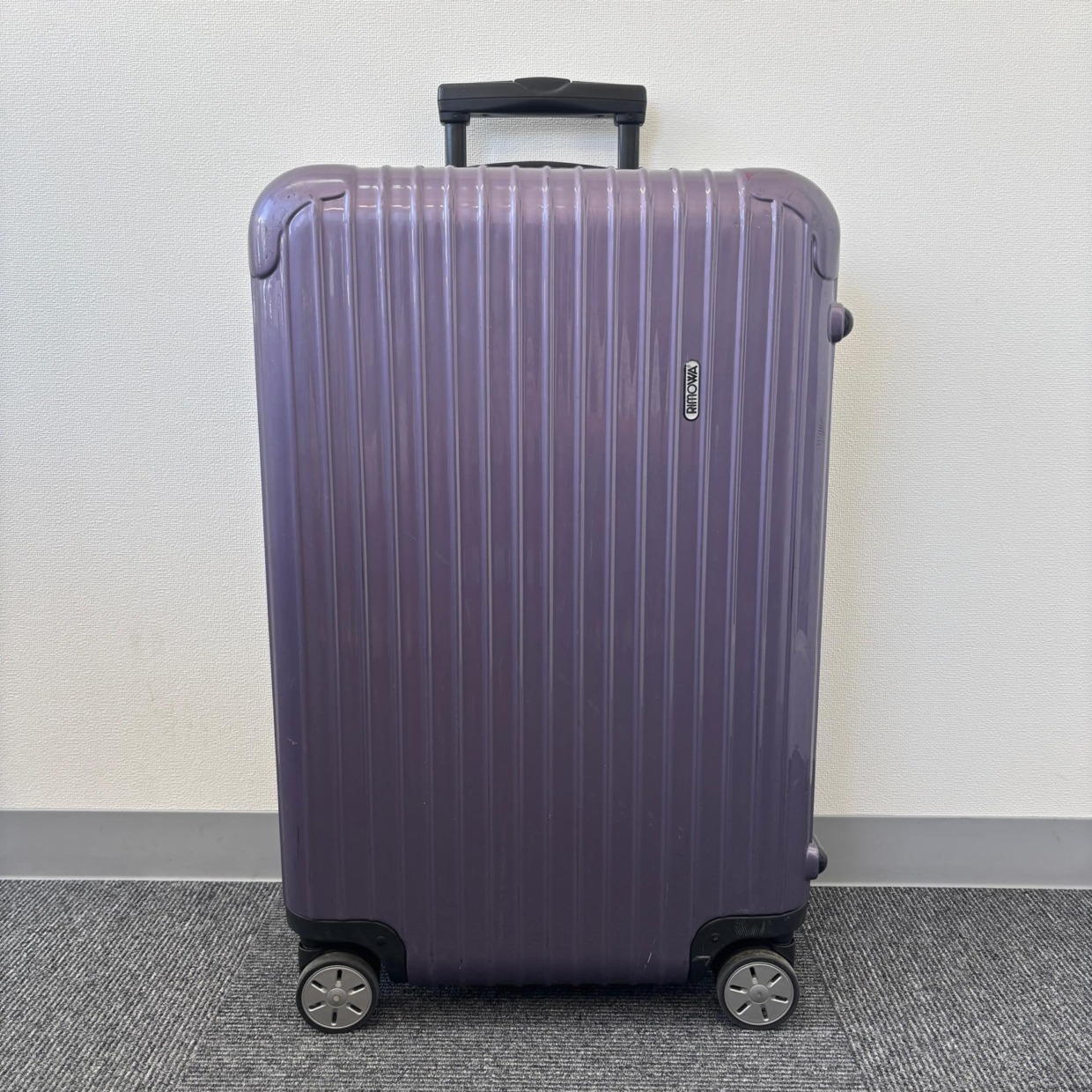 リモワ　限定カラーサルサ(エッセンシャル)　898.32　61リットル　4輪