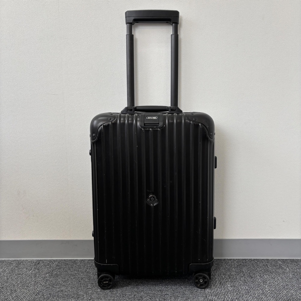 リモワ×モンクレール限定モデル　34リットル　中古商品　4輪